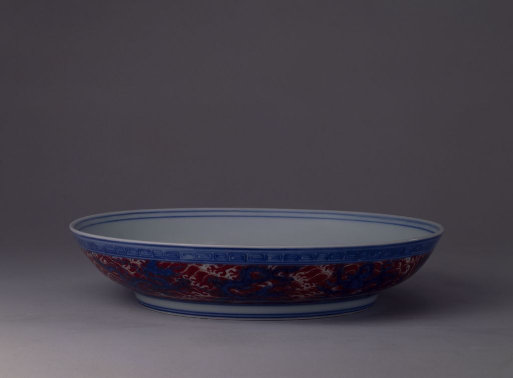 图片[1]-Blue and white alum red sea water dragon plate-China Archive